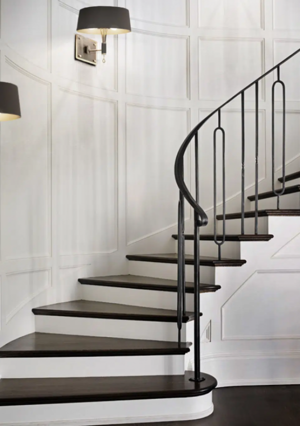 Tangga minimalis dengan langkah-langkah berwarna monokrom